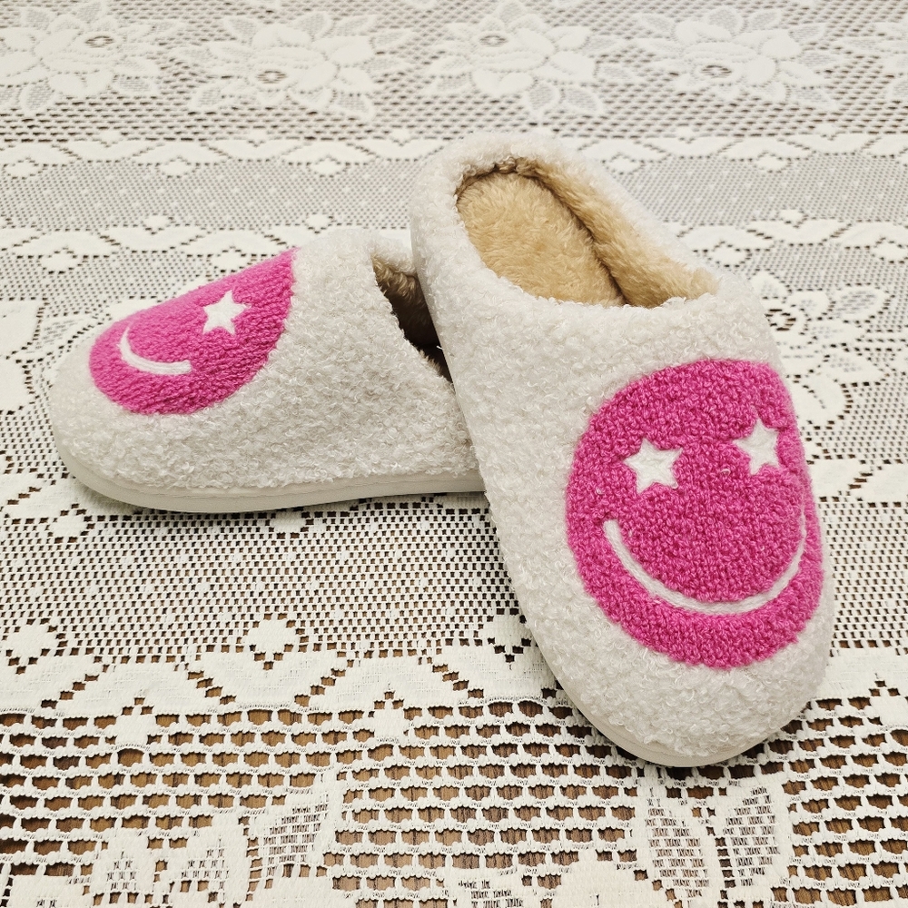 NWT Women's Slippers Plush Small 5 - 6 Pink Happy Smiley Face 90s House Shoes